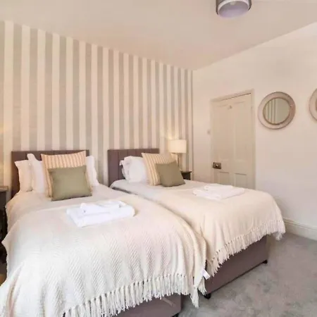 Amberley House - With Hot Tub + Free Parking *