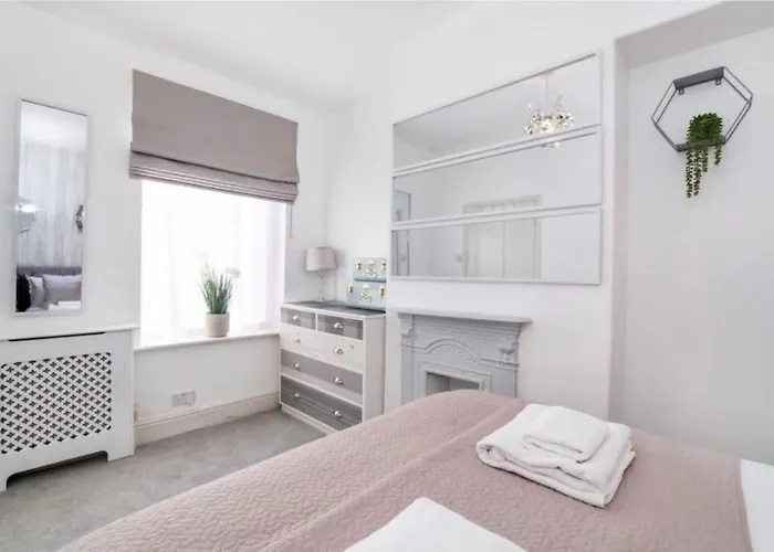 Holiday home Amberley House - With Hot Tub + Free Parking