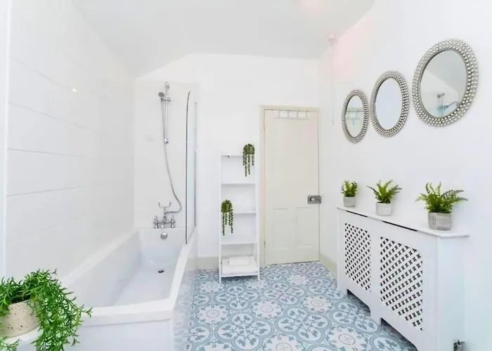 Amberley House - With Hot Tub + Free Parking Holiday home York