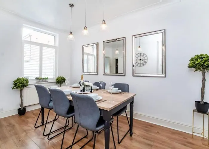 Amberley House - With Hot Tub + Free Parking *