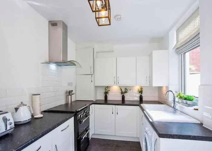 Amberley House - With Hot Tub + Free Parking