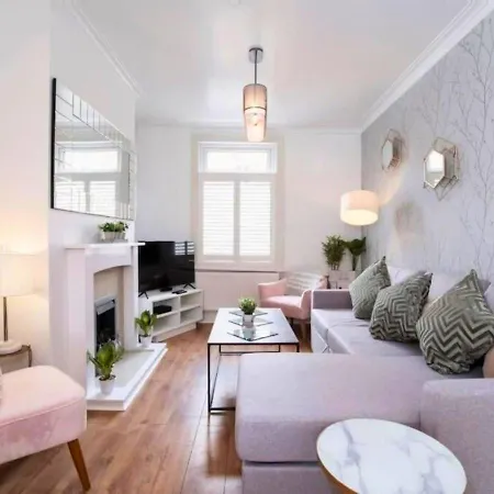 Amberley House - With Hot Tub + Free Parking York