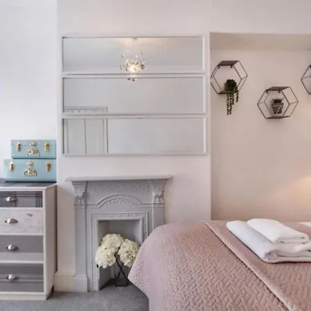 Amberley House - With Hot Tub + Free Parking * York