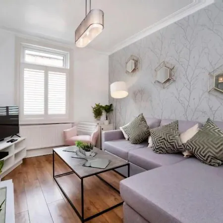 Amberley House - With Hot Tub + Free Parking