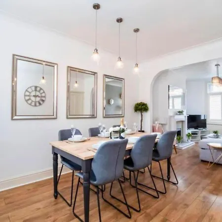 Amberley House - With Hot Tub + Free Parking Dom wakacyjny *