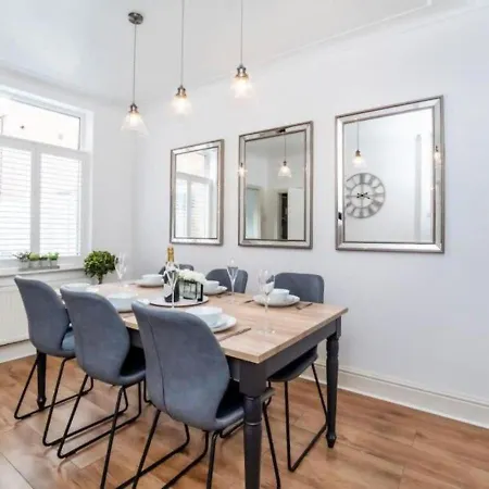 Amberley House - With Hot Tub + Free Parking *