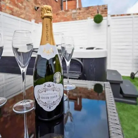 Amberley House - With Hot Tub + Free Parking * York
