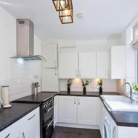 Amberley House - With Hot Tub + Free Parking