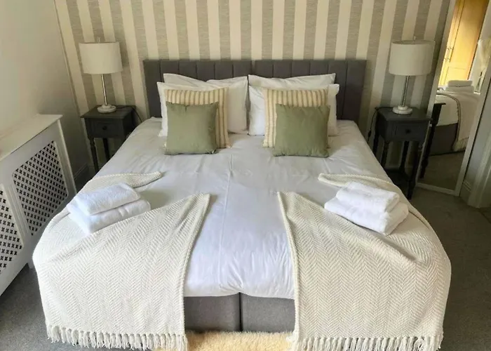 Amberley House - With Hot Tub + Free Parking Holiday home York