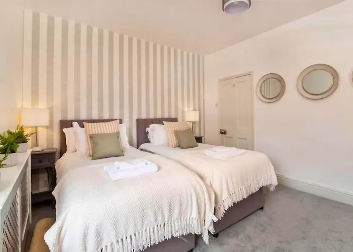 Amberley House - With Hot Tub + Free Parking *