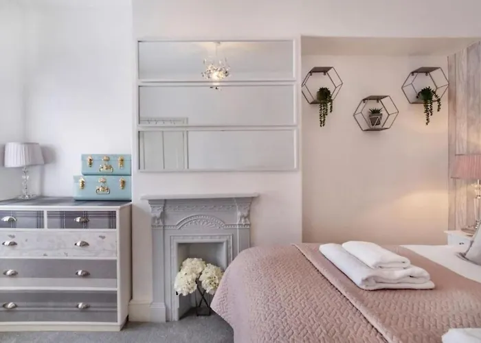 Amberley House - With Hot Tub + Free Parking * York