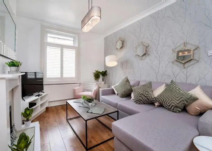 Amberley House - With Hot Tub + Free Parking