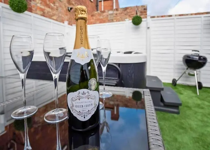 Amberley House - With Hot Tub + Free Parking * York