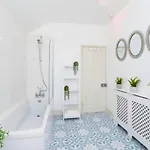 Amberley House - With Hot Tub + Free Parking Ferienhaus York