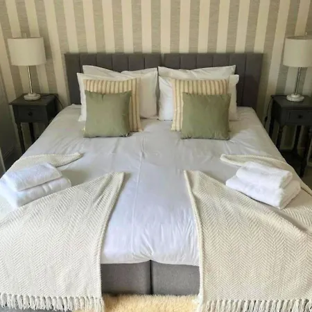 Amberley House - With Hot Tub + Free Parking Ferienhaus York