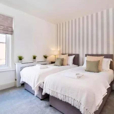 Ferienhaus Amberley House - With Hot Tub + Free Parking York