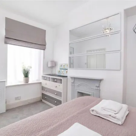 Ferienhaus Amberley House - With Hot Tub + Free Parking