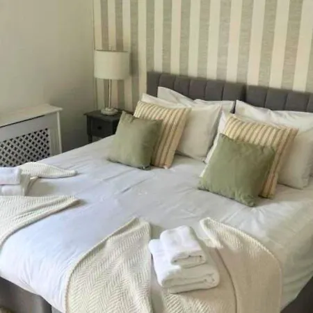 Ferienhaus Amberley House - With Hot Tub + Free Parking *
