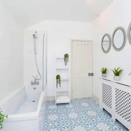 Amberley House - With Hot Tub + Free Parking Semesterbostad York