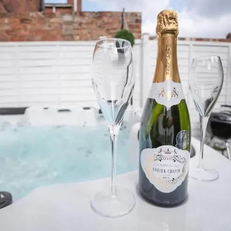 Ferienhaus Amberley House - With Hot Tub + Free Parking